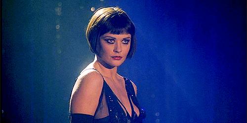 她是“最可吻”女性，被评为奥斯卡最佳着装人士，怀孕还又唱又跳