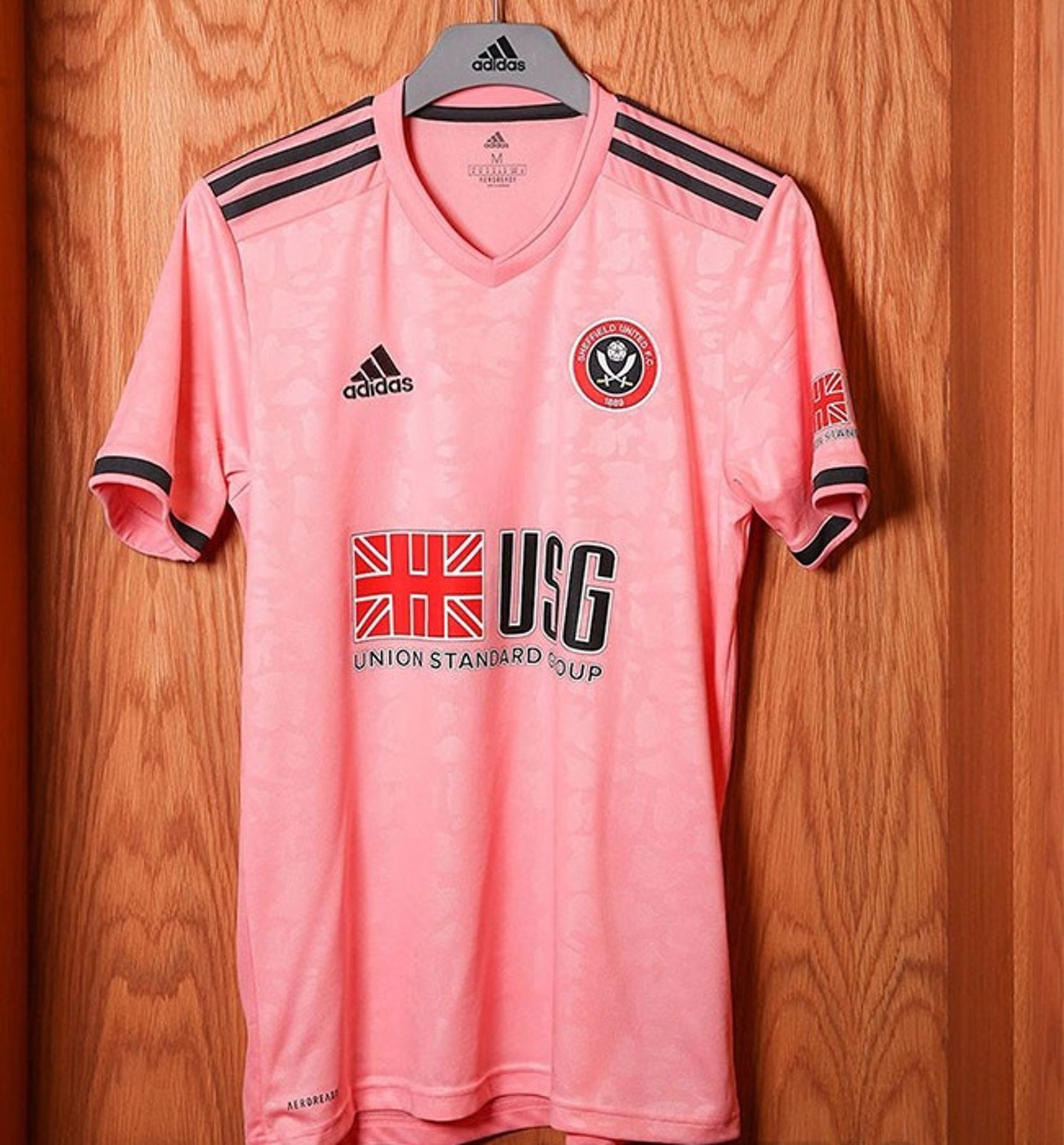 曼城13-14赛季主场球衣,19-20赛季曼城黑色客场球衣