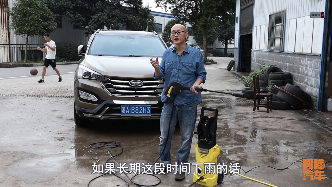 车子半个月没洗了,车子没开几天就脏了