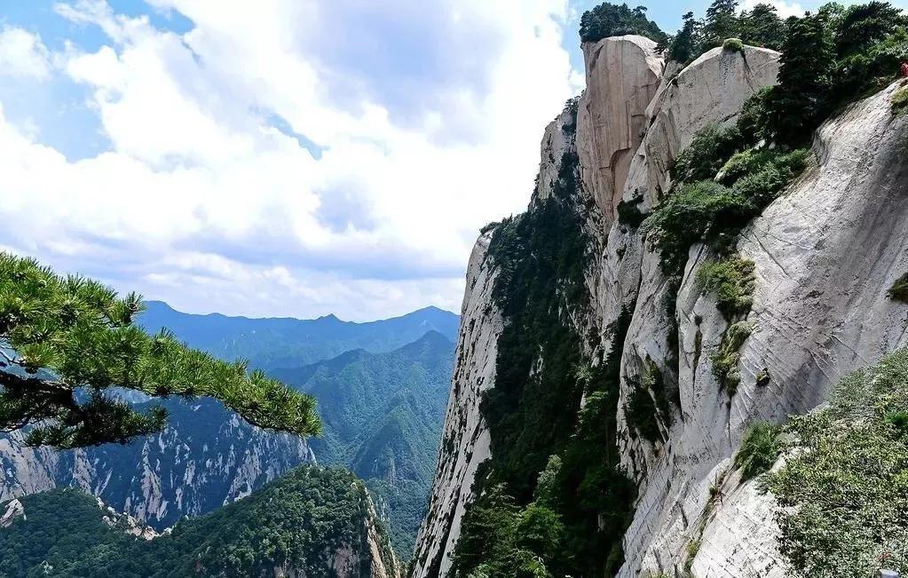 致敬抗疫英雄弘扬雷锋精神,向英雄致敬抗疫精神