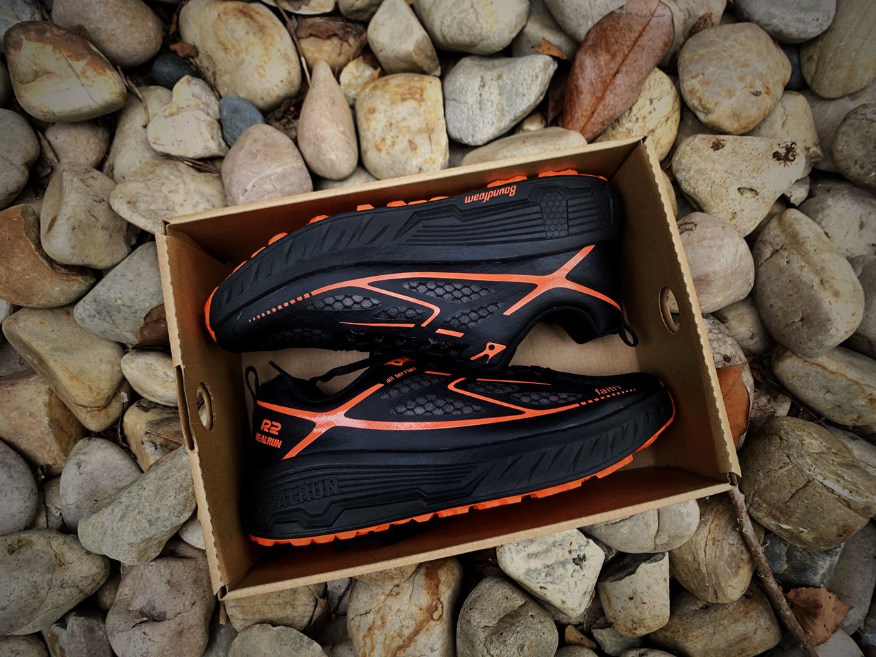 奔跑的Faith-咕咚R2信仰跑步鞋