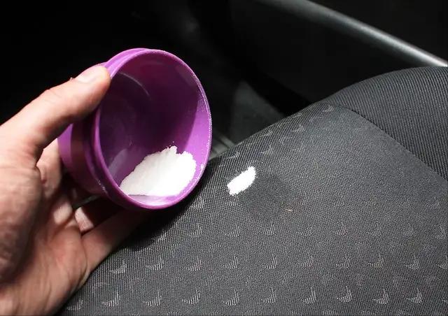 如何使用小苏打清洁,小苏打可以清洗汽车内饰