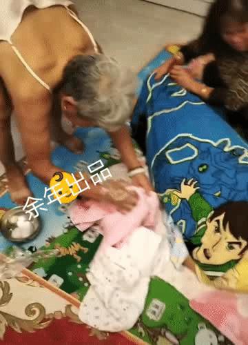 女子在家生娃，丈夫拍视频分享：银碗，剪刀，和两位“接生婆”