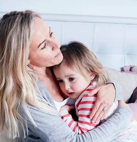 婴儿大哭摔倒你会怎么做,宝宝摔倒了哭了爸爸安慰