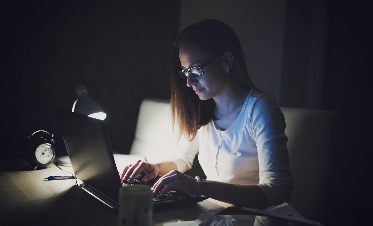 消除黑眼圈是冷敷还是热敷,热敷还是冷敷眼睛可以去除黑眼圈