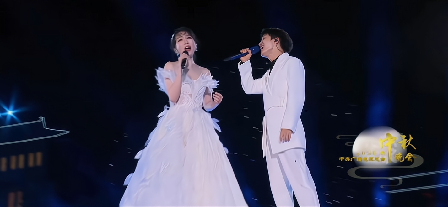 中秋晚会萨顶顶和周深的左手指月,萨顶顶和周深在综艺节目合唱