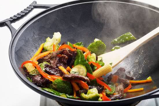 为什么饭店炒菜的大铁锅,从来都不粘锅?原来这其中有“猫腻”