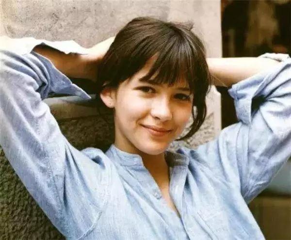 卷发老气怎么补救,直发显年轻卷发显老气