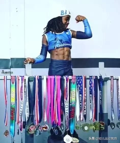 美国腹肌男小孩,8岁肌肉男孩腹肌