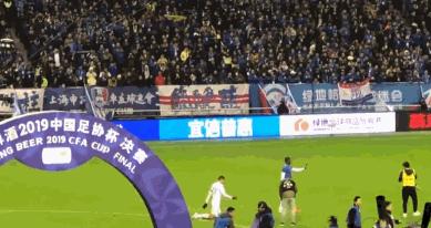 夺冠后跪下痛哭,夺冠后跪地痛哭