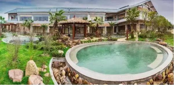 冬日暖阳泡温泉是一件很惬意的事,冬季里泡温泉绝对是一大乐事