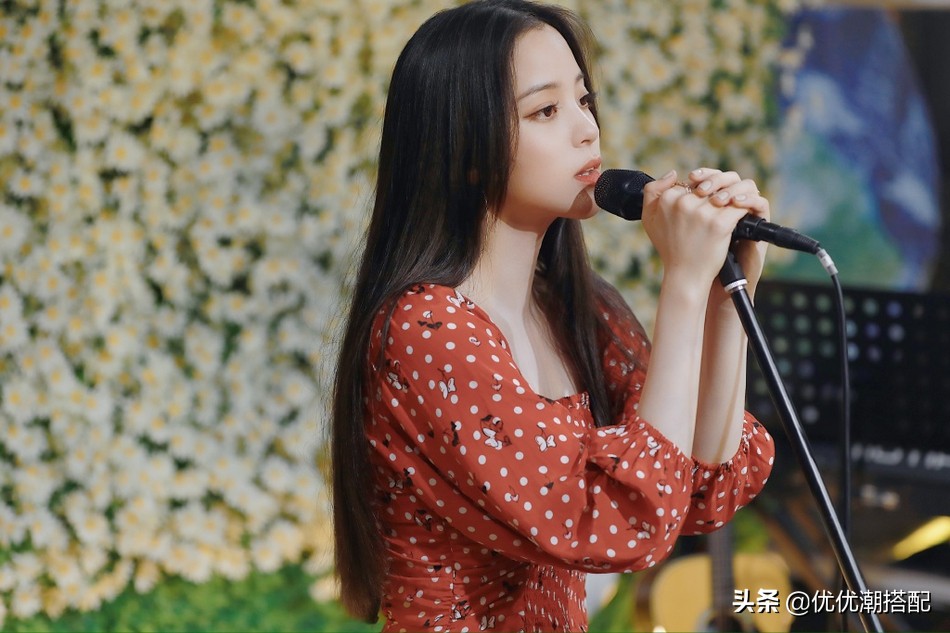 欧阳娜娜穿小碎花吊带搭配背带裤,欧阳娜娜穿单边背带裤元气满满