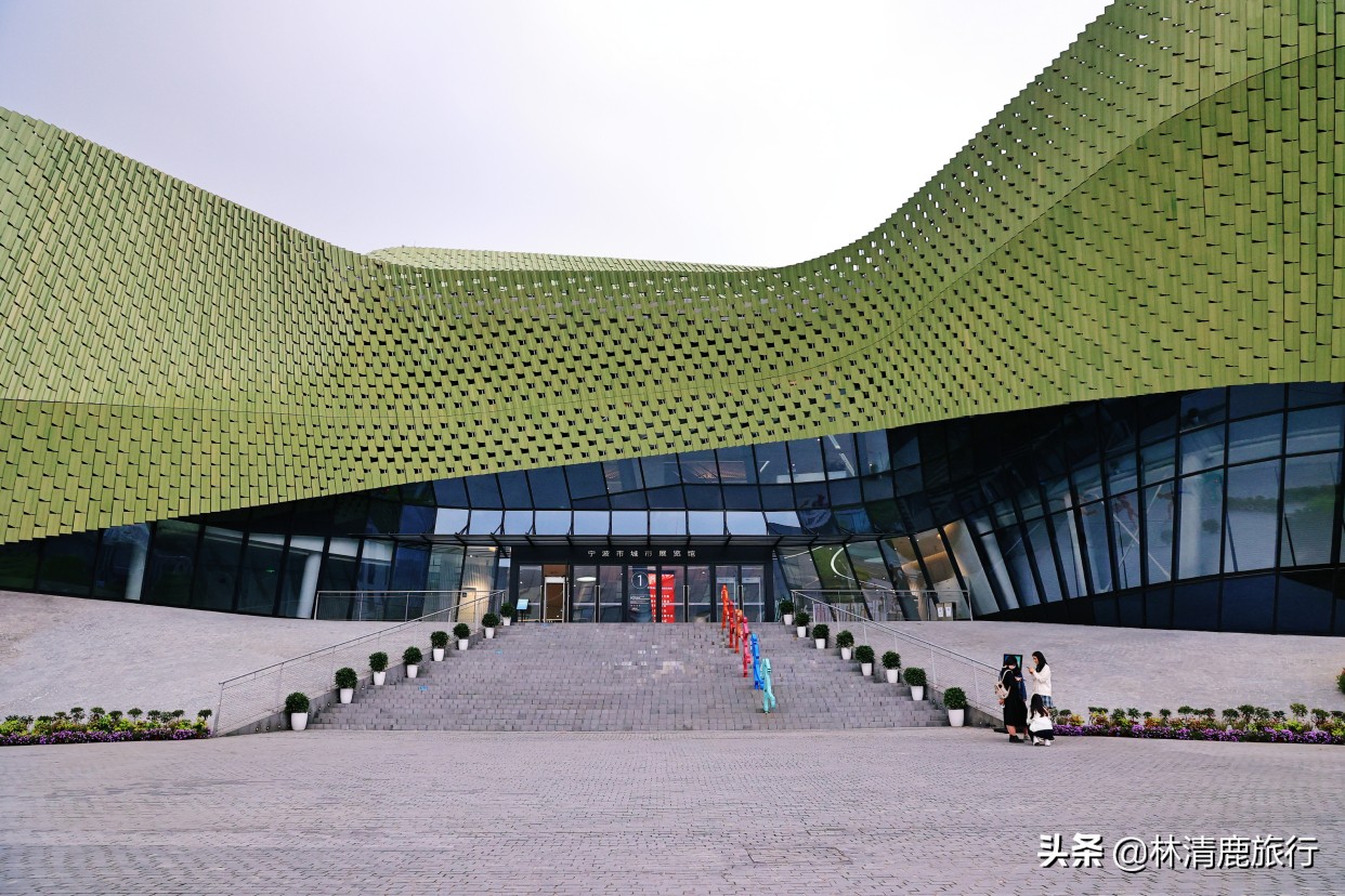 宁波花30亿打造的广场，好多高大上建筑，适合周末亲子游