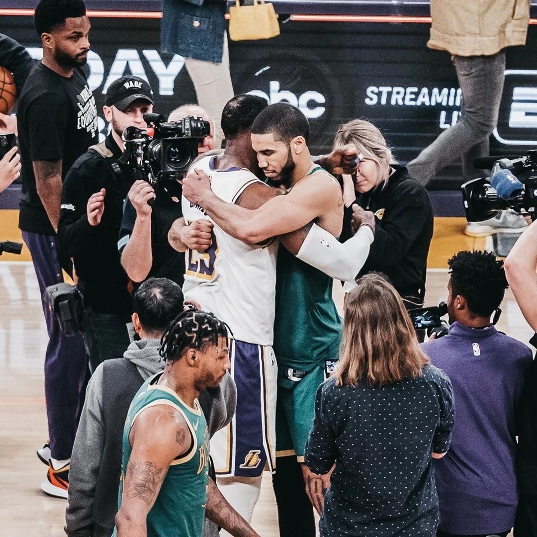 湖人官宣顶薪续约詹姆斯到40岁,湖人签下联盟第一单打王