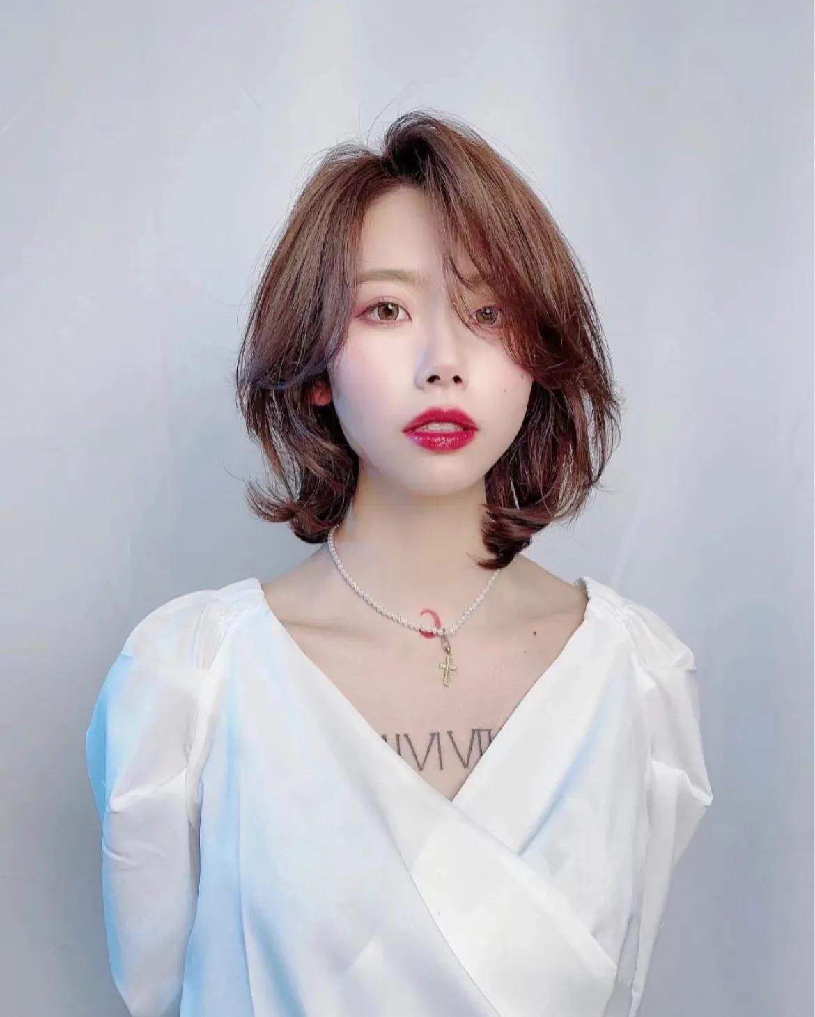 适合小脸的烫发中短发夏季,这个季节最流行的短烫发