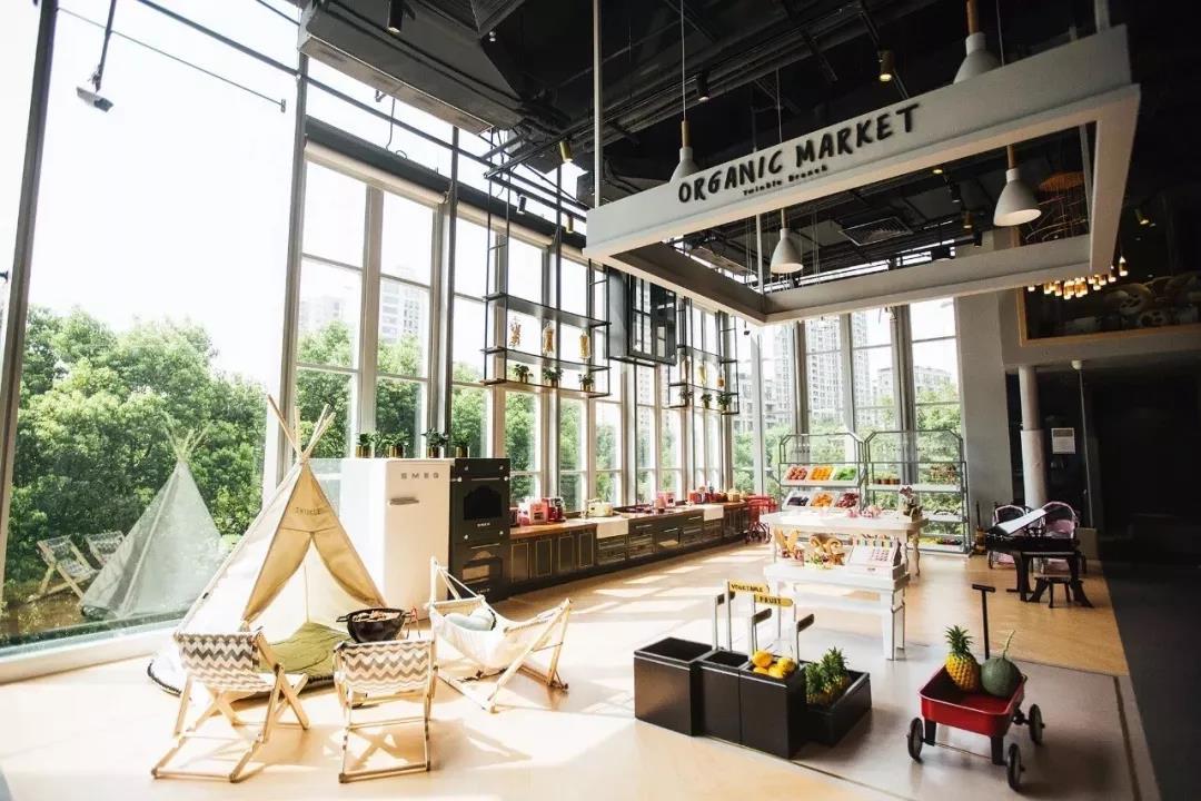 90后辣妈带娃逛街,亲子餐厅里的爱马仕