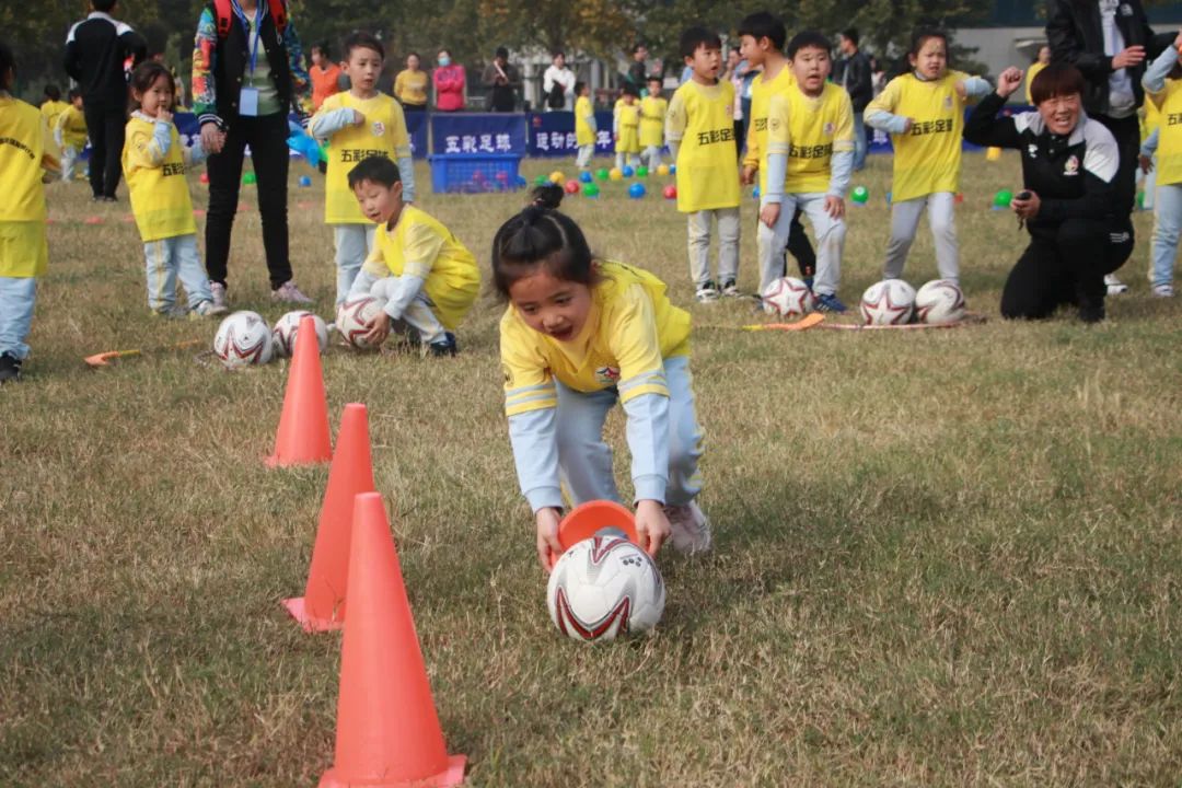 「五彩球运动」“宝贝向前冲”红黄蓝五彩球运动激情开幕