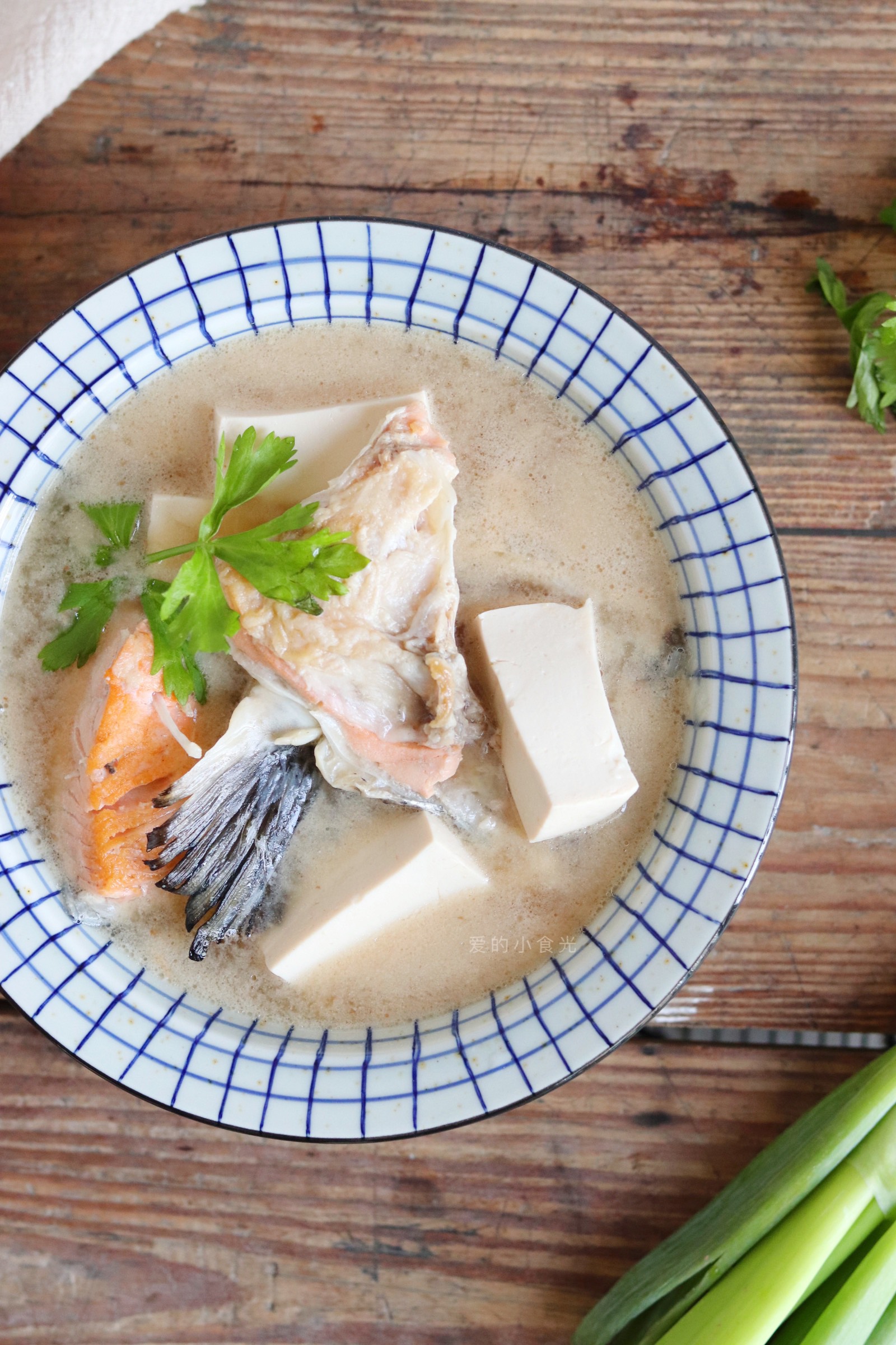 三文鱼头怎么做好吃？我加一勺它做成汤，比酒店厨师长做的还美味