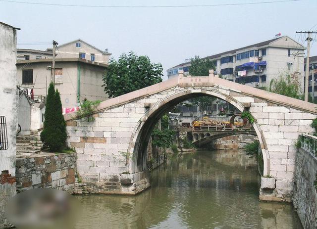 小本店铺发家致富，迁入对面大宅后，却接连破财伤丁终丧身