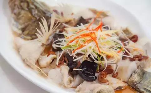 卡鱼刺在喉咙吃醋有用吗,吃鱼刺卡到的急救方法