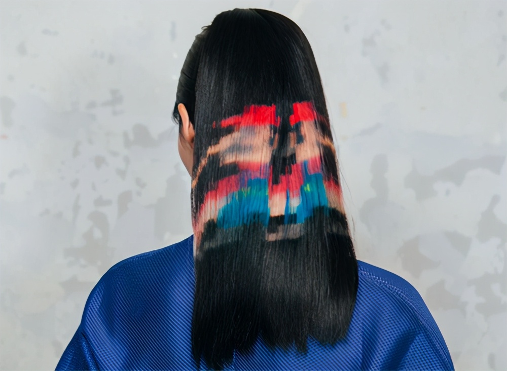 国外发型设计师剪头发,理发师给人设计发型变得好漂亮