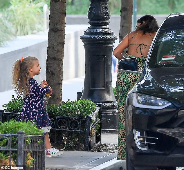 超模伊莲娜写真视频,超模伊莲娜最新街拍