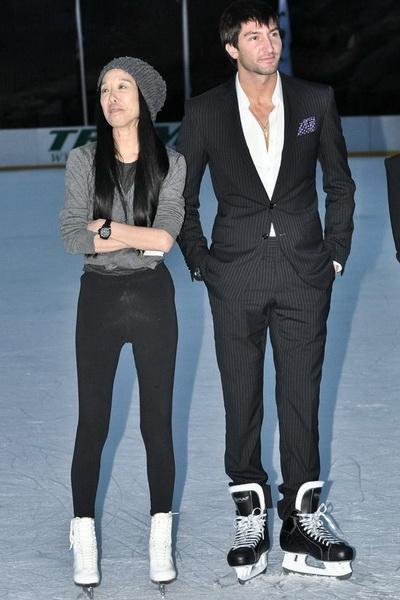 70岁王微微不老女神,穿一字肩上衣配喇叭裤,气场全开