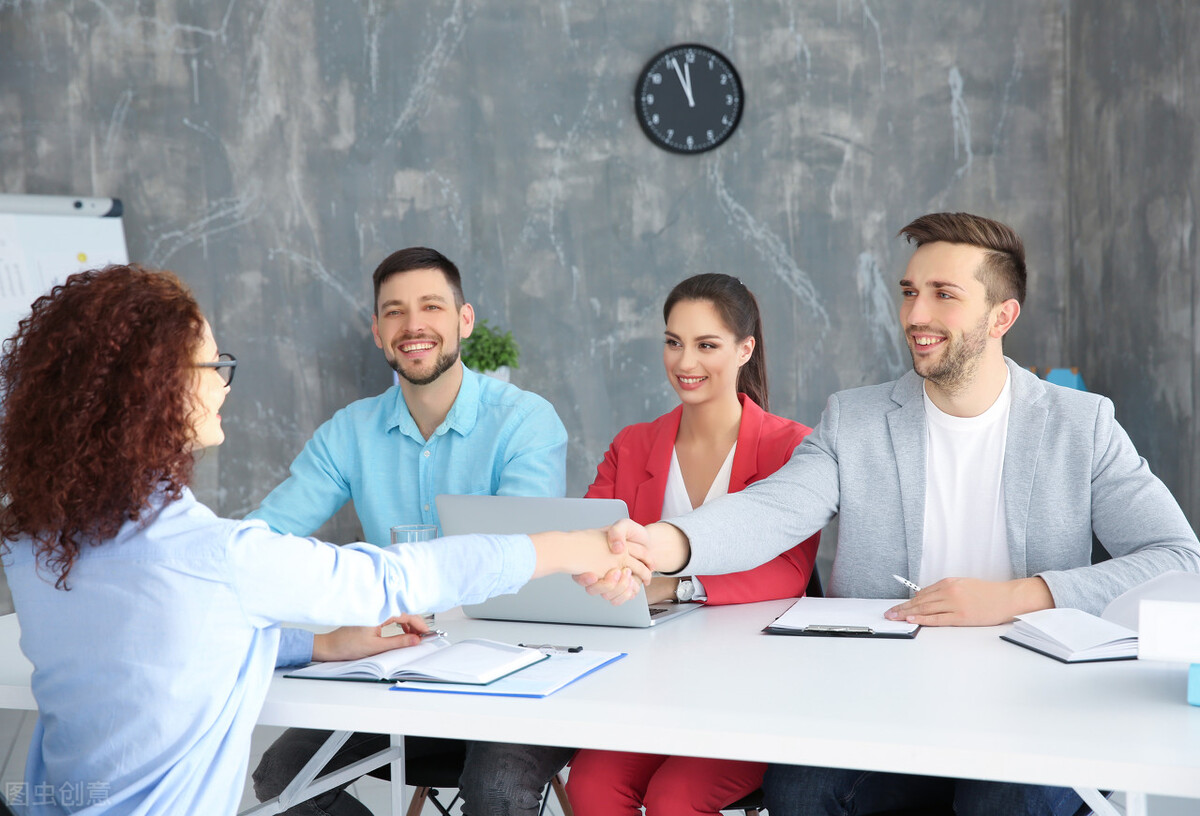 曾经一起学瑜伽的同学，因为我选了做物业管家，嘲笑我职业可怜