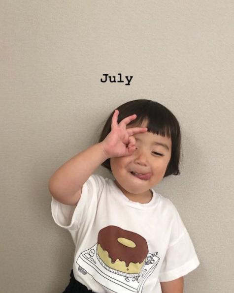 晒女儿搞怪丑萌照,亲妈狂晒女儿丑照