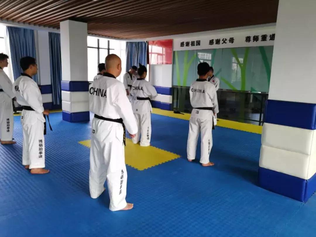 花式压腿训练,老师压腿训练