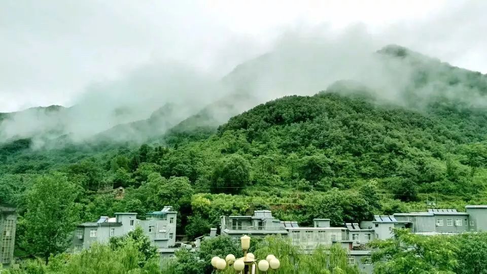 旅行遇到下雨只好呆在房间,下雨天最好的旅行方式