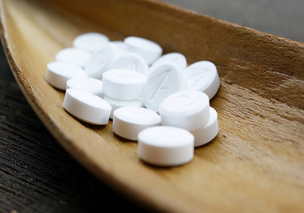 呕吐狗狗,狗狗呕吐不停吃草怎么回事