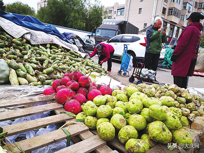 记者走访菜市场视频,记者走基层看变化