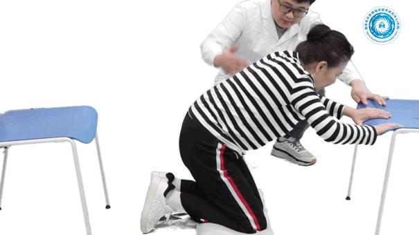 老年人摔倒路人怎么扶,老年人跌倒如何扶