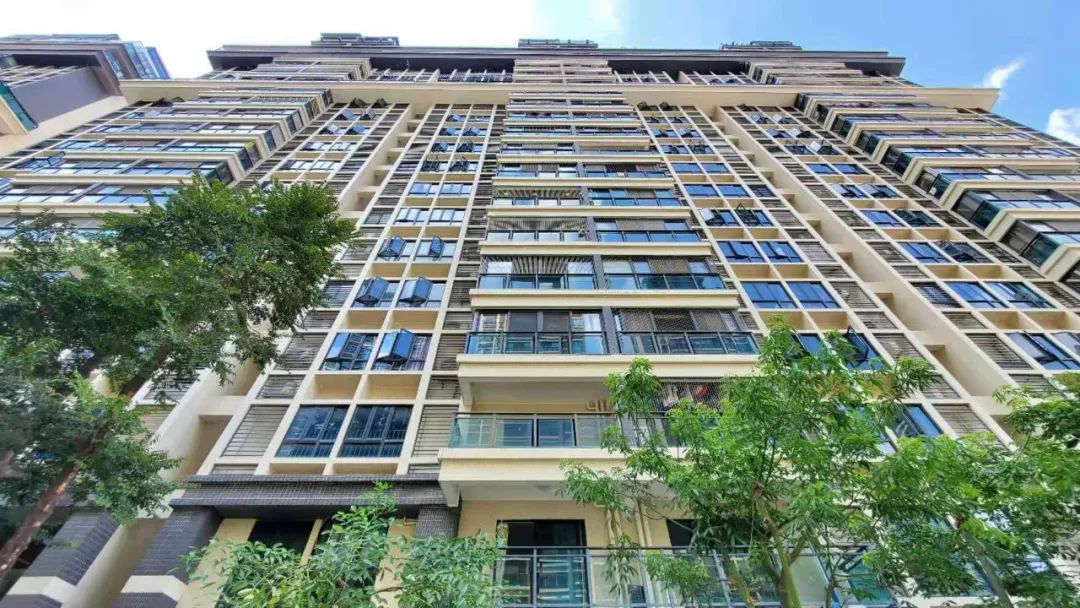 被困电梯的自救方法教程,小女孩被困电梯机智自救