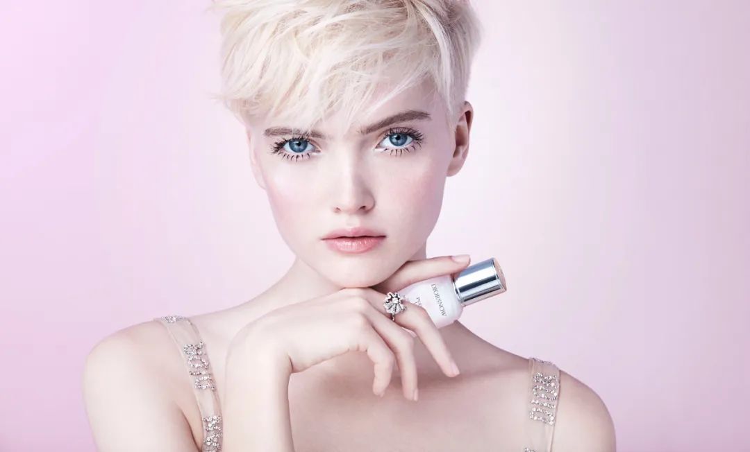 DIOR*用御**超模公然抨击VOGUE主编，呼吁她早点下台