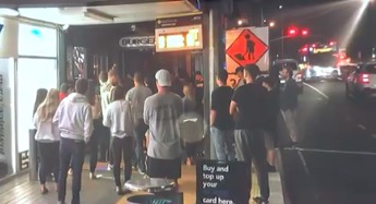 新西兰放松隔离禁令民众扎堆买汉堡排长队惊动了警方