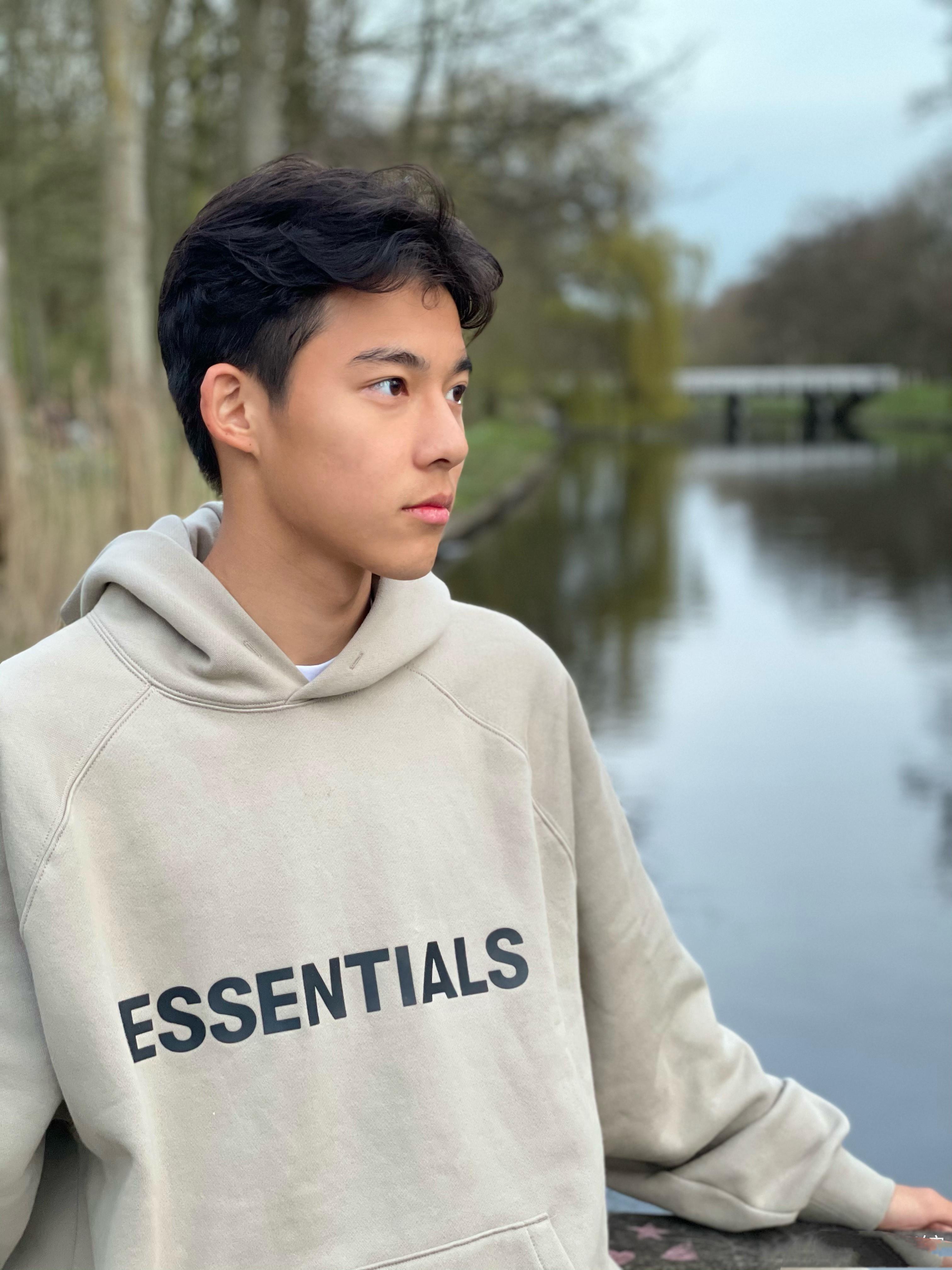 李嗣镕帅气足球视频,李嗣镕踢球的照片