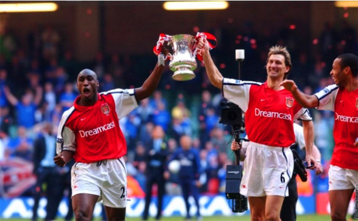 亚当斯的故事：处子秀因紧张穿反短裤，曾因喝酒过多尿床幸遇温格