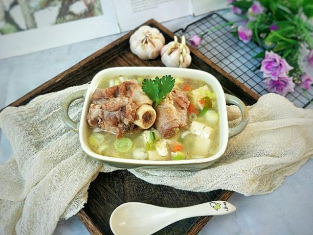 秋季羊骨头怎么煲汤才好吃,夏天羊骨头怎样做汤好喝