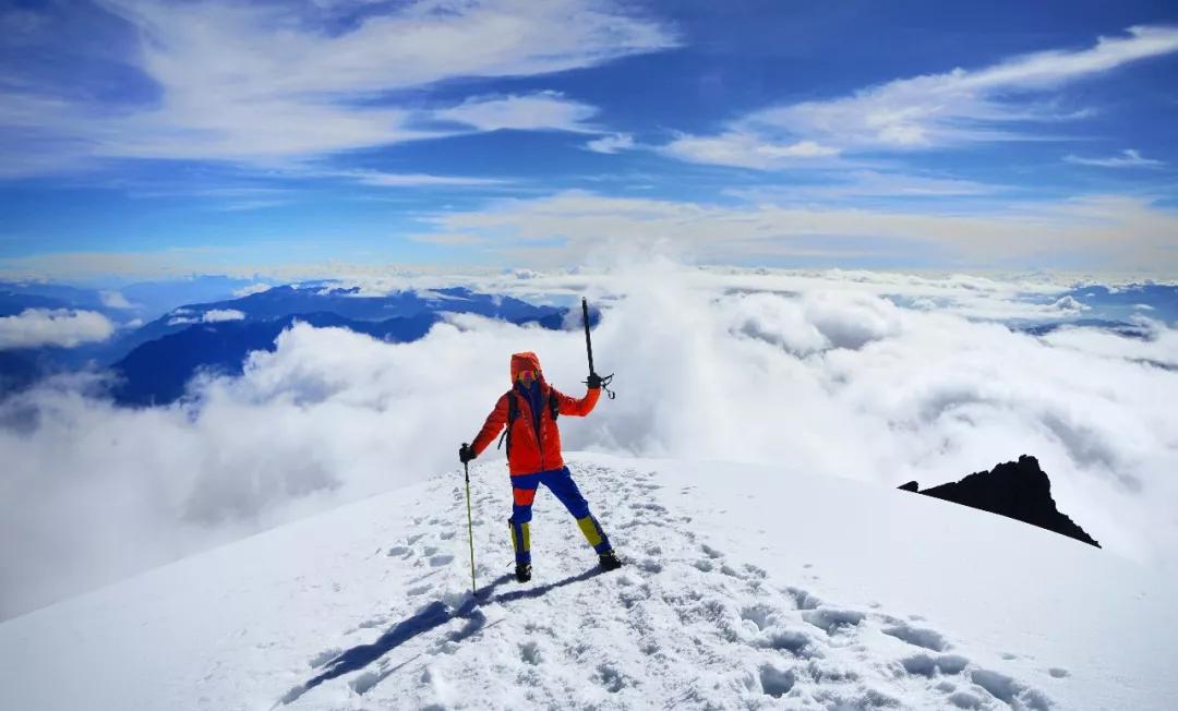 适合新手的人生第一座雪山,人生中的第一座雪山应该爬哪里