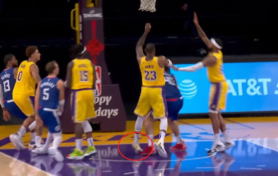 詹姆斯脚踝扭伤没事吧,巅峰詹姆斯崴脚后系鞋带