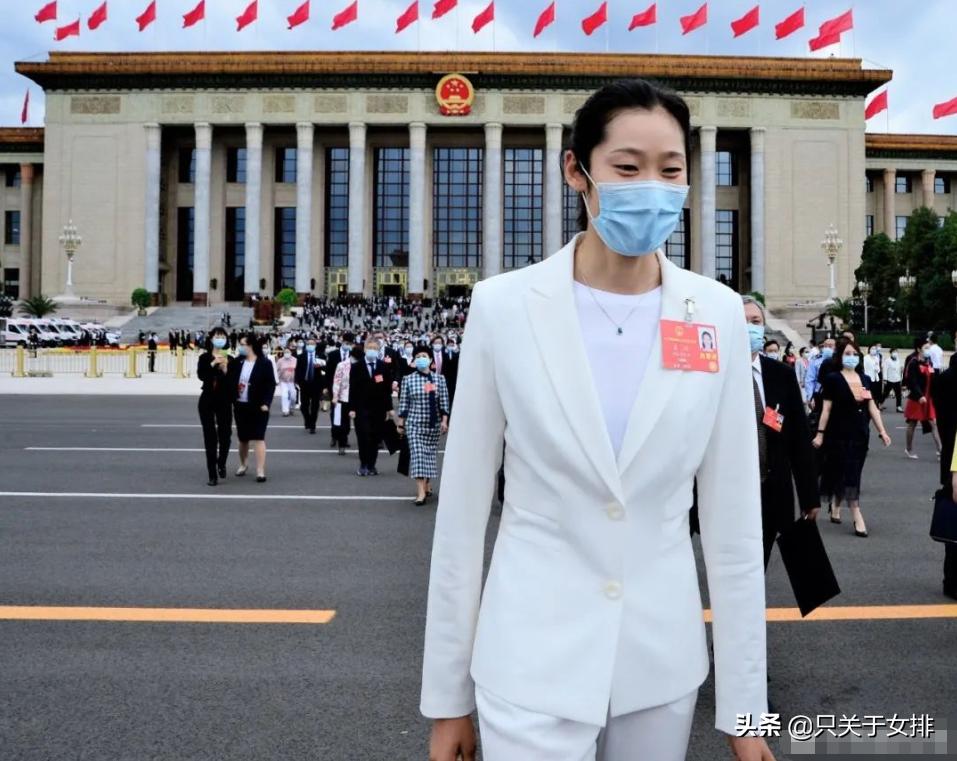 盘点女排正装照：张常宁美，朱婷仙，一看袁心玥，最飒还是小苹果