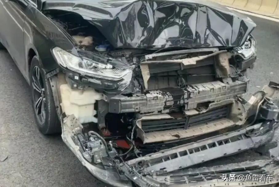 国产车奇瑞瑞虎三,福特蒙迪欧追尾货车测试