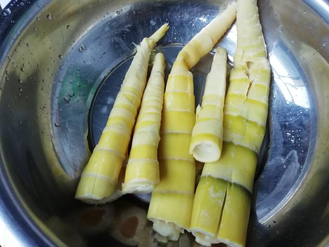 带皮新鲜小竹笋春笋怎么做才好吃,油焖春笋少油