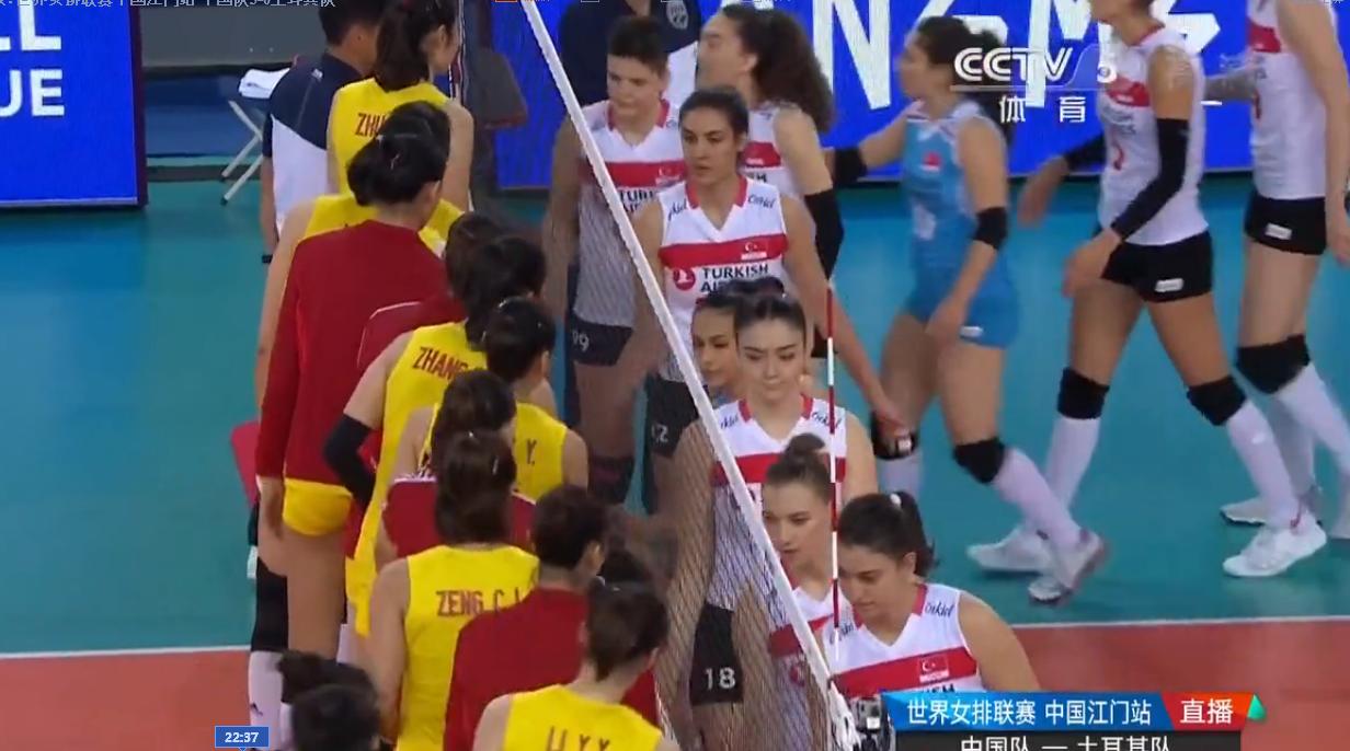 赛后朱婷和赫伯茨的亲切互动,朱婷安慰泽赫拉