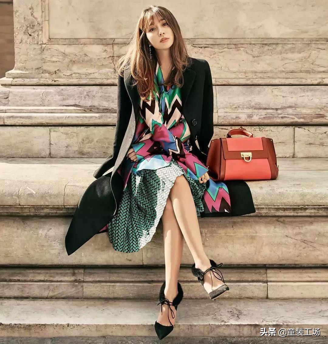 春天卫衣百褶裙的穿搭方法,如何用一条百褶裙穿遍四季不重样