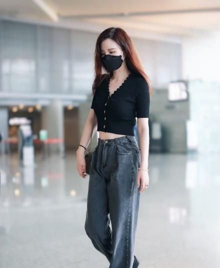 张萌也不好好穿衣，穿工装裤挖个大洞，网友：看着好少女