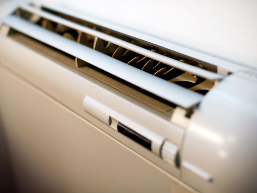 吹空调怕冷手脚冰凉怎么调理,开空调又怕太干没开又怕冷