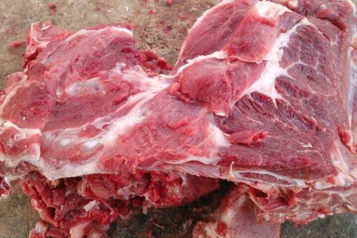 猪肉有一股尿骚味一般人吃不出来,才买的猪肉遇热就有一股怪味